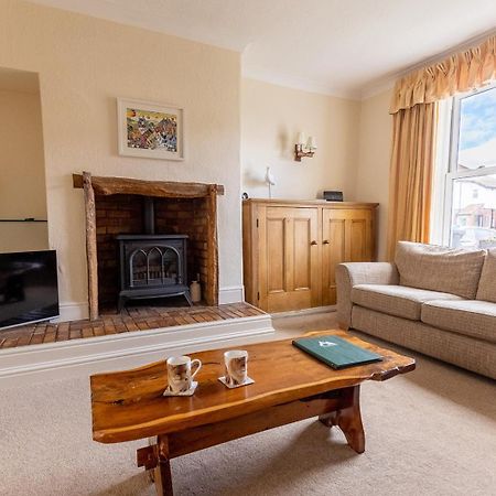 Fir Tree Cottage - Cosy 3 Bed Cottage In Penrhyn Bay With Beautiful Sea Views And Access To Snowdonia Rhôs-on-Sea エクステリア 写真