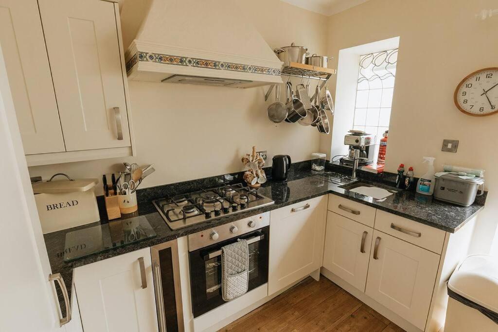 Fir Tree Cottage - Cosy 3 Bed Cottage In Penrhyn Bay With Beautiful Sea Views And Access To Snowdonia Rhôs-on-Sea エクステリア 写真