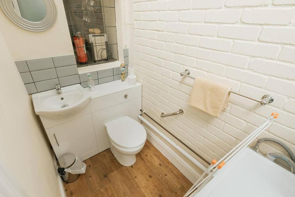 Fir Tree Cottage - Cosy 3 Bed Cottage In Penrhyn Bay With Beautiful Sea Views And Access To Snowdonia Rhôs-on-Sea エクステリア 写真