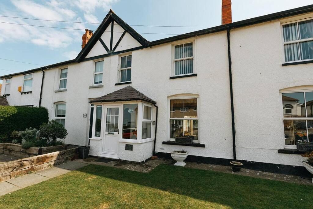 Fir Tree Cottage - Cosy 3 Bed Cottage In Penrhyn Bay With Beautiful Sea Views And Access To Snowdonia Rhôs-on-Sea エクステリア 写真