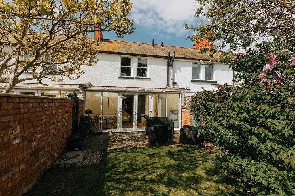Fir Tree Cottage - Cosy 3 Bed Cottage In Penrhyn Bay With Beautiful Sea Views And Access To Snowdonia Rhôs-on-Sea エクステリア 写真