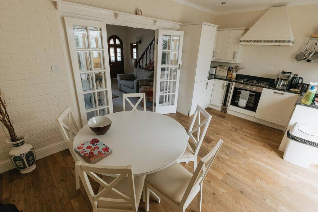 Fir Tree Cottage - Cosy 3 Bed Cottage In Penrhyn Bay With Beautiful Sea Views And Access To Snowdonia Rhôs-on-Sea エクステリア 写真