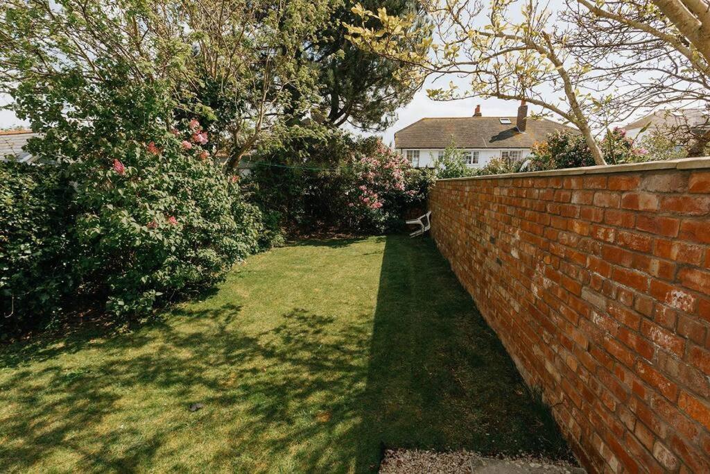 Fir Tree Cottage - Cosy 3 Bed Cottage In Penrhyn Bay With Beautiful Sea Views And Access To Snowdonia Rhôs-on-Sea エクステリア 写真