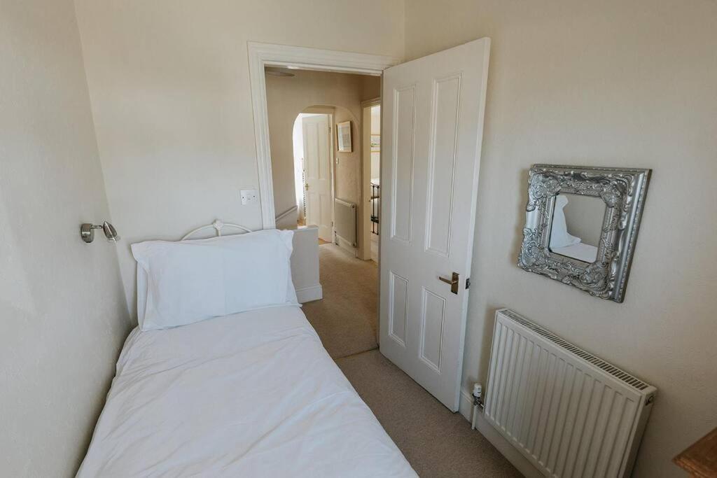 Fir Tree Cottage - Cosy 3 Bed Cottage In Penrhyn Bay With Beautiful Sea Views And Access To Snowdonia Rhôs-on-Sea エクステリア 写真