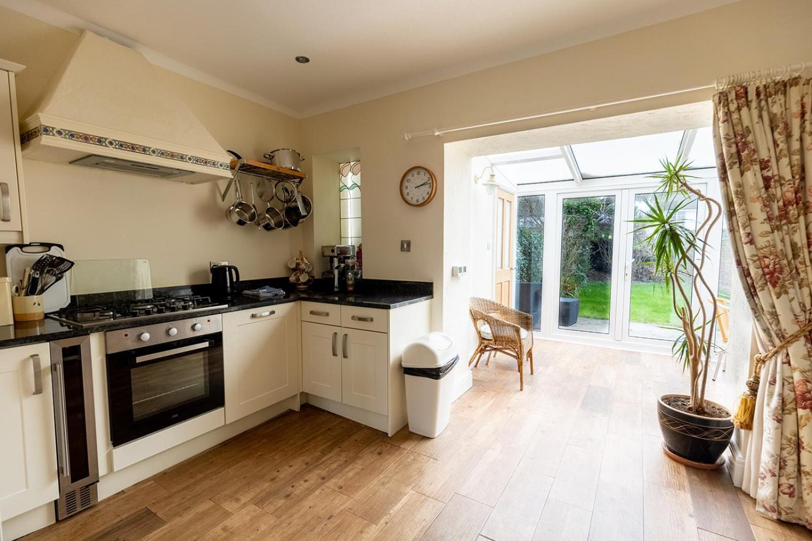 Fir Tree Cottage - Cosy 3 Bed Cottage In Penrhyn Bay With Beautiful Sea Views And Access To Snowdonia Rhôs-on-Sea エクステリア 写真